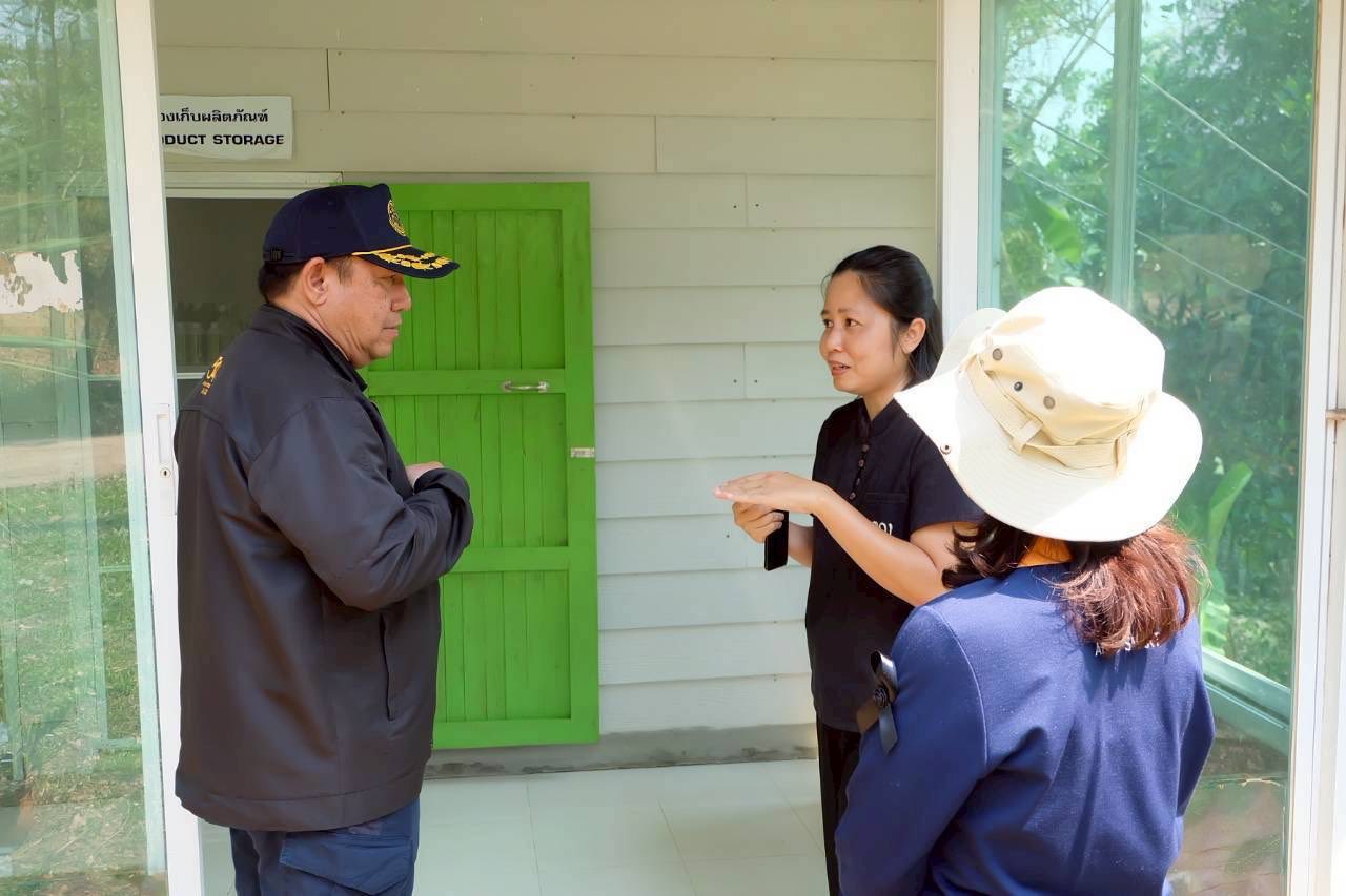 title - เลขาฯ ส.ป.ก. ลงพื้นที่ตรวจเยี่ยมวิสาหกิจชุมชนเกษตรวิถีพุทธ พร้อมตรวจติดตามความคืบหน้าการขอใช้ประโยชน์ในเขตปฏิรูปที่ดิน เพื่อดำเนินโครงการก่อสร้างทางรถไฟ